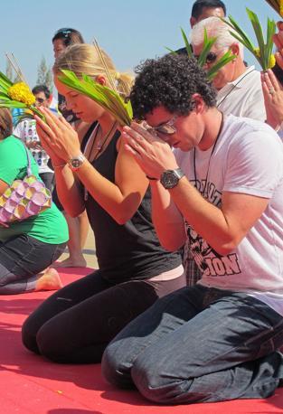 Rory McIlroy con  Caroline Wozniacki in visita a un tempio in Thailandia. Reuters